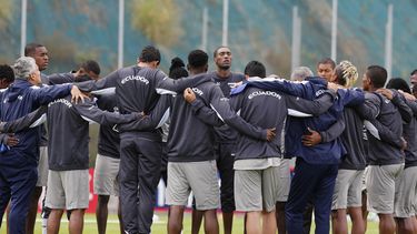 americateve | Los jugadores de la selecci&oacute;n de Ecuador rezan antes de un entrenamiento el lunes, 7 de octubre de 2013, en Quito. (AP Photo/Dolores Ochoa)