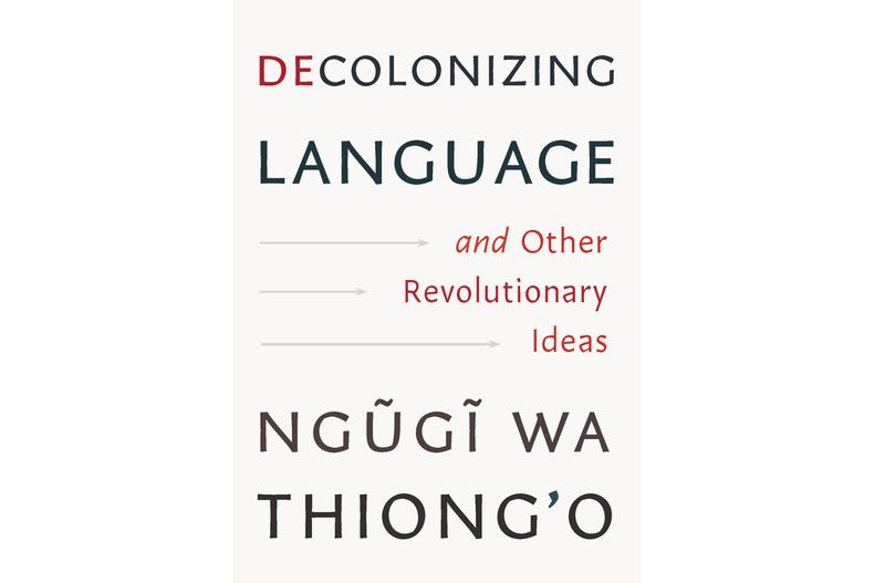 Esta imagen de portada publicada por The New Press muestra Decolonizing Language: And Other Revolutionary Ideas” de Ngũgĩ wa Thiongo. (The New Press via AP)