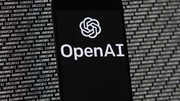 ARCHIVO - El logo de OpenAI, visto en un celular colocado delante de una pantalla con datos binarios aleatorios, el 9 de marzo de 2023, en Boston. (AP Foto/Michael Dwyer, archivo)