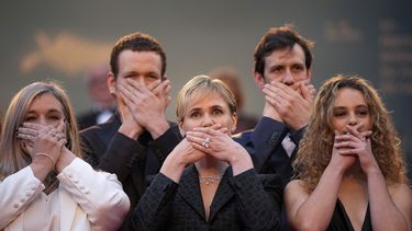 ARCHIVO - La actriz Judith Godreche y activista de MeToo, centro, posa a su llegada al estreno de Furiosa: A Mad Max Saga en la 77a edición del Festival de Cine de Cannes, en Francia el miércoles 15 de mayo de 2024. El director de cine francés Benoît Jacquot fue acusado preliminarmente de violación, agresión sexual y violencia por un juez francés que investiga un caso que involucra actrices como Godrèche. (Foto Andreea Alexandru/Invision/AP, archivo)