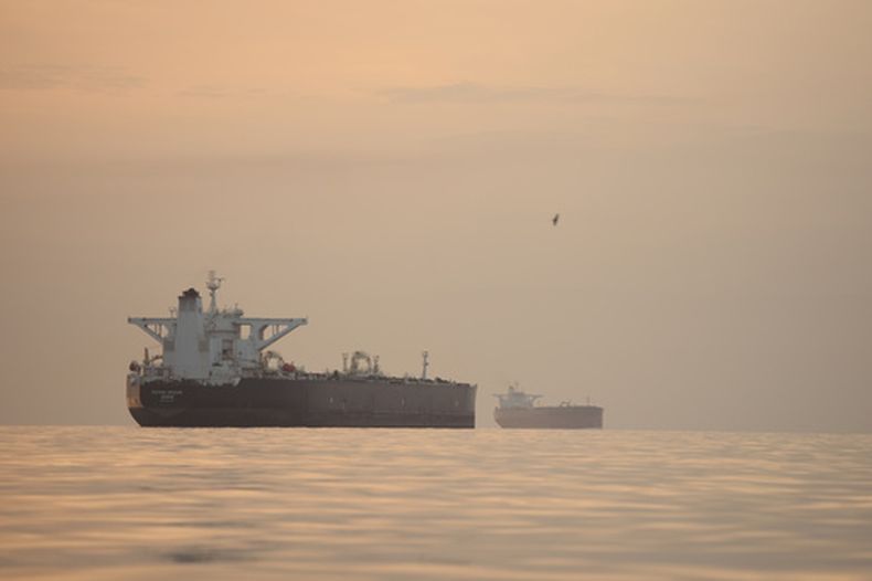 Buques cisterna anclados en el estrecho de Ormuz, frente a la isla de Qeshm, Irán, el sábado 18 de abril de 2026. (Foto AP/Asghar Besharati)