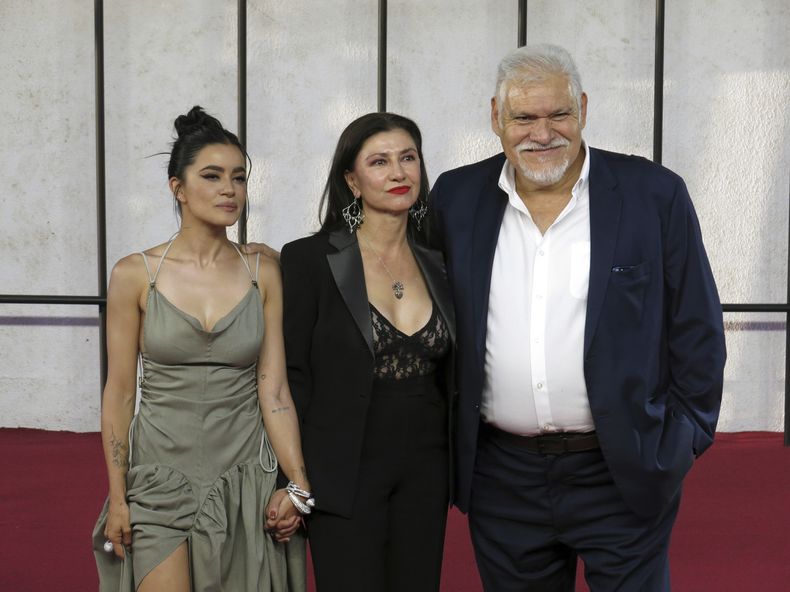Los actores mexicanos Paulina Gaitán, de izquierda a derecha, Leticia Huijara y Joaquín Cosío posan en la alfombra roja de la serie de Netflix Las muertas en la Ciudad de México, el lunes 8 de septiembre de 2025. (Foto AP/Berenice Bautista)