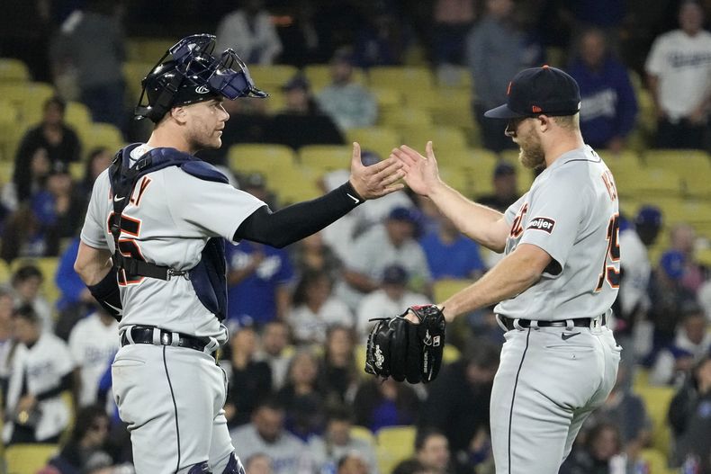 El cátcher de los Tigres de Detroit Carson Kelly y el relevista Will Vest felicita tras un pocnhe a Jameson Outman d los Dodgers de Los Ángeles el miércoles 20 de septiembre del 2023. (AP Fhoto/Mark J. Terrill)