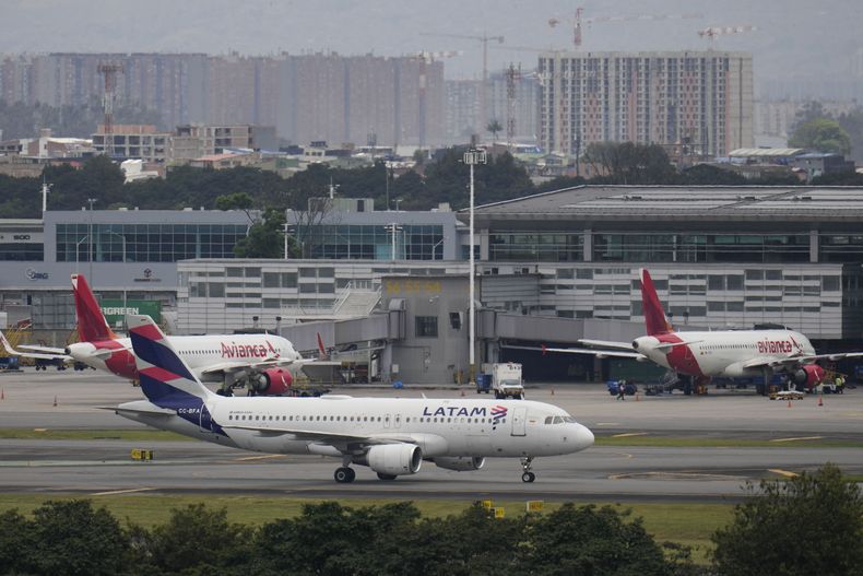 Un avión rueda en la pista después de aterrizar en el aeropuerto El Dorado en medio de escasez de combustible para aviones en Bogotá, Colombia, el lunes 26 de agosto de 2024. (AP Foto/Fernando Vergara)