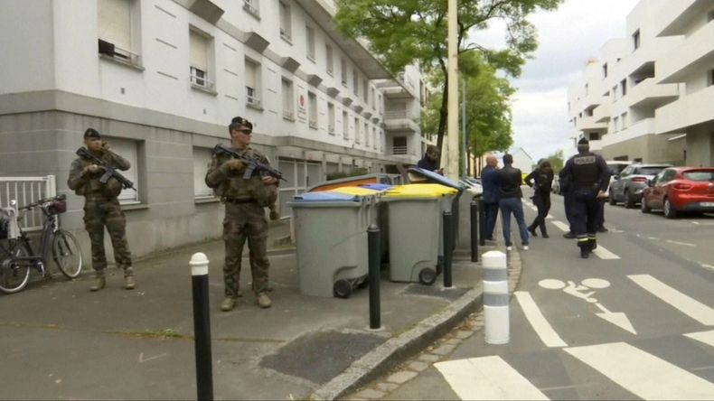 Foto tomada de video de BFM que muestra a policías cerca de la escuela donde ocurrió un hecho de violencia en Nantes, Francia el 24 de abril del 2025. (BFM TV via AP)