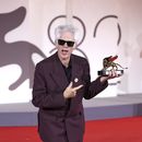 El director Jim Jarmusch, ganador del León de Oro a la mejor película por Father Mother Sister Brother, posa en la sesión fotográfica de premiación durante la 82ª edición del Festival de Cine de Venecia en Venecia, Italia, el sábado 6 de septiembre de 2025. (Foto Scott A Garfitt/Invision/AP)