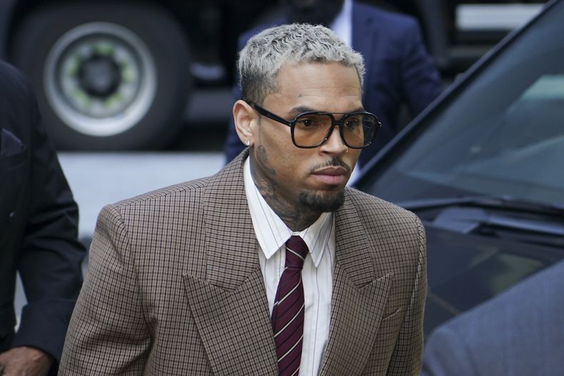 El cantante ganador del Grammy Chris Brown llega al Tribunal de la Corona de Southwark, en Londres, el viernes 11 de julio de 2025. (Foto AP/Alberto Pezzali)