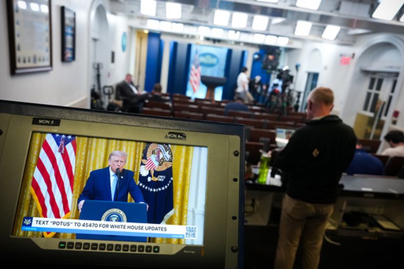 El presidente Donald Trump, hablando en la Sala Oriental de la Casa Blanca, es visto en una pantalla en la Sala de Prensa Brady de la Casa Blanca, en Washington, el 16 de julio del 2026. (AP foto/Julia Demaree Nikhinson)