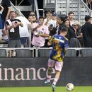 Un grupo de hinchas observan mientras Lionel Messi del Inter Miami calienta previo a un partido de la MLS contra Toronto FC, el miércoles 20 de septiembre de 2023, en Fort Lauderdale. (AP Foto/Wilfredo Lee)