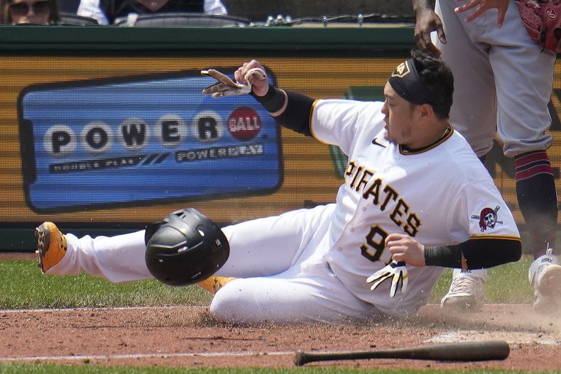Ji Man Choi de los Piratas de Pittsburgh anota la segunda de dos carreras con el sencillo de Jared Triolo en la séptima entrada frente al relevista de los Guardianes de Cleveland el dominicano Enyel De Los Santos el miércoles 19 de julio del 2023. (AP Foto/Gene J. Puskar)