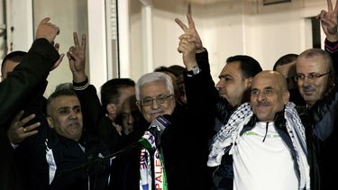 americateve | El presidente palestino Mahmud Abbas (centro) recibe a prisioneros palestinos liberados durante una ceremonia de bienvenida a su llegada a la sede del gobierno en la ciudad de Ramala, en Cisjordania, el martes 31 de diciembre de 2013. (Foto AP/Nasser Nass