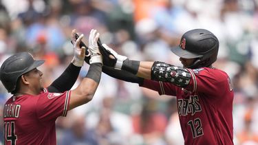 El cubano de los Diamondbacks de Arizona, Lourdes Gurriel Jr., recibe las felicitaciones de su compañero, el venezolano Gabriel Moreno, después de conectar un jonrón de tres carreras en la quinta entrada del partido ante los Tigres de Detroit, el sábado 10 de junio de 2023, en Detroit.(AP Foto/Carlos Osorio)