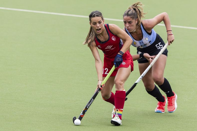 ARCHIVO - La argentina Zoe Díaz (55) y la estadounidense Amanda Golini durante un partido de la Pro League de hockey sobre césped, el 25 de mayo de 2024, en Amberes. (AP Foto/Geert Vanden Wijngaert)