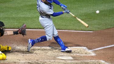 Chris Taylor de los Dodgers de Los Ángeles batea un jonrón de tres carreras contra los Piratas de Pittsburgh, el martes 25 de abril de 2023. (AP Foto/Gene J. Puskar)