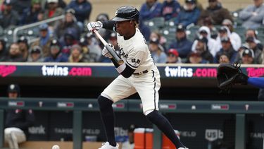 Nick Gordon, de los Mellizos de Minnesota, pega un toque ante los Reales de Kansas City, el domingo 30 de abril de 2023, en Minneapolis. (AP Foto/Bruce Kluckhohn)