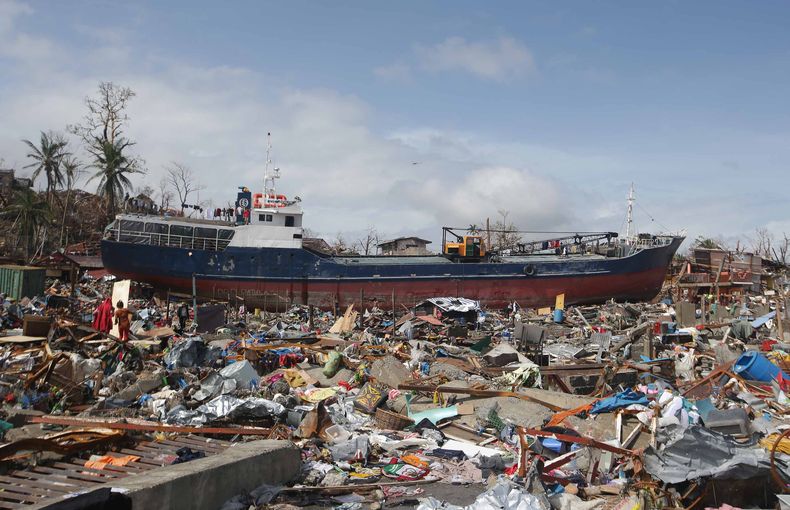 Una embarcaci&oacute;n grande fue arrojada del mar hacia numerosas casas que resultaron fueron destruidas durante el tif&oacute;n Haiyan, en la ciudad de Tacloban, provincia de Leyte, en el centro de Filipinas, seg&uacute;n imagen del domingo 10 de noviem