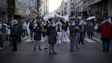 Argentinos se manifiestan contra cuarentena y Fernández