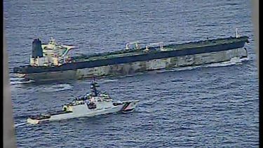 Esta imagen, tomada de un video proporcionado por el Departamento de Defensa de Estados Unidos, muestra al buque Munro de la Guardia Costera de Estados Unidos siguiendo al MV Bella 1 en el océano Atlántico el miércoles 7 de enero de 2026. (Departamento de Defensa a través de AP)