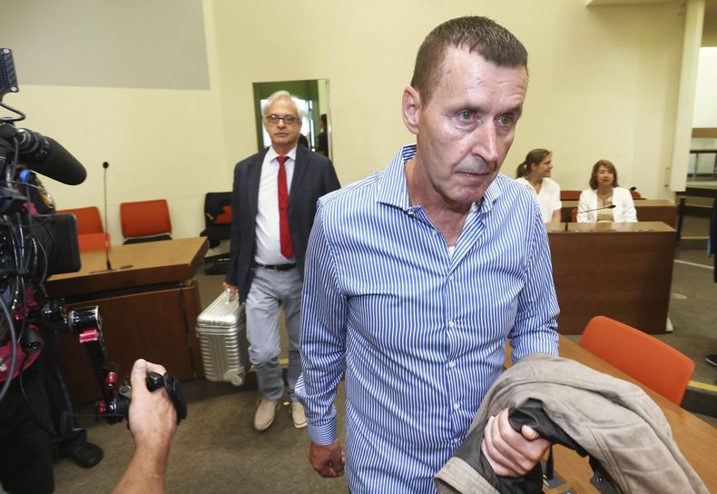 Manfred Genditzki, derecha, llega a la corte en Múnich, Alemania, el viernes 7 de julio de 2023 para escuchar el veredicto en un nuevo juicio por asesinato. (Karl-Josef Hildenbrand/dpa vía AP)