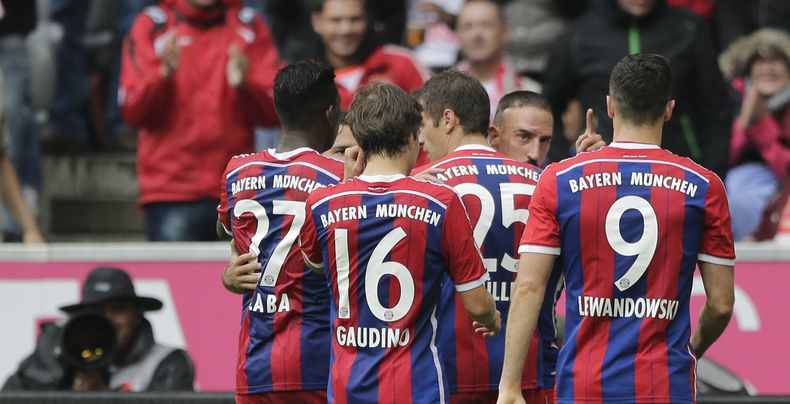 El jugador de Bayern Munich, Franck Ribery, atr&aacute;s, festeja con sus compa&ntilde;eros tras anotar un gol contra Stuttgart en la Bundesliga el s&aacute;bado, 13 de septiembre de 2014, en Munich, Alemania. (AP Photo/Matthias Schrader)