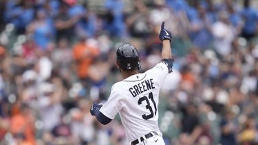 Riley Greene de los Tigres de Detroit recorre las bases tras batear un jonrón ante los Mellizos de Minnesota, el jueves 10 de agosto de 2023, en Detroit. (AP Photo/Carlos Osorio)