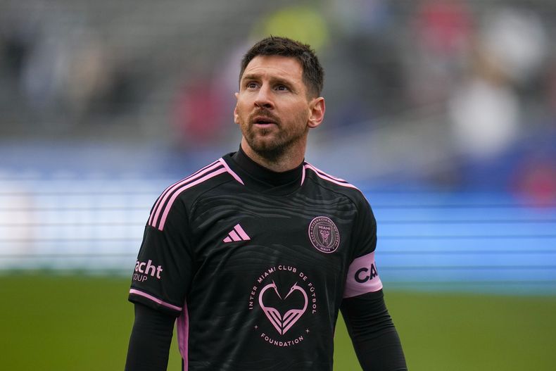 Lionel Messi, de Inter Miami, observa durante la primera mitad de un partido amistoso de pretemporada de la MLS contra FC Dallas el lunes 22 de enero de 2024 en el Cotton Bowl de Dallas. (AP Foto/Julio Cortez)
