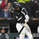 Tim Anderson, de los Medias Blancas de Chicago, conecta un sencillo productor al relevista de los Guardianes de Cleveland, Eli Morgan, durante la sexta entrada del partido en Chicago, el miércoles 17 de mayo de 2023. (AP Foto/Charles Rex Arbogast)