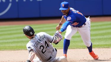 Yasmani Grandal de los Medias Blancas de Chicago se desliza en la segunda base ante el torpedero Francisco Lindor de los Mets de Nueva York, el jueves 20 de julio de 2023. (AP Foto/Mary Altaffer)