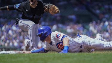 Nico Hoerner, de los Cachorros de Chicago, vuelve a la inicial, cubierta por el cubano Yuli Gurriel, de los Marlins de Miami, en el juego del viernes 5 de mayo de 2023 (AP Foto/Erin Hooley)