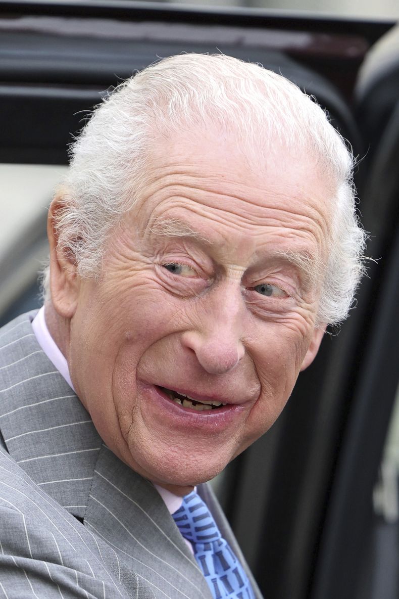 El rey Carlos III sonríe durante una visita a la exposición Soil: The world at our feet en Somerset House el miércoles 26 de marzo de 2025, en Londres, Inglaterra. (Chris Jackson/Pool photo via AP)