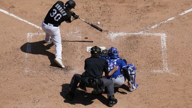 Jake Burger, de los Medias Blancas de Chicago, conecta un jonrón de tres carreras ante los Reales de Kansas City, el sábado 20 de mayo de 2023 (AP Foto/Nam Y. Huh)