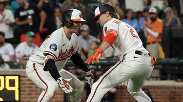 Gunnar Henderson (2), de los Orioles e Baltimore, celebra con Adley Rutschman, izquierda, después de batear un cuadrangular frente a Eli Morgan, de los Reales de Kansas City, durante la octava entrada del juego de béisbol de Grandes Ligas, el sábado 11 de julio de 2026, en Baltimore. (AP Foto/Terrance Williams)