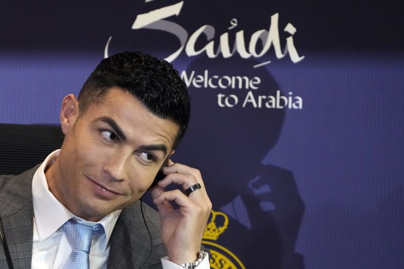 ARCHIVO - Cristiano Ronaldo habla durante una conferencia de prensa en que se le presentó como nuevo futbolista del Al Nassr en Riad, Arabia Saudí, el 3 de enero de 2023 (AP Foto/Amr Nabil, archivo)