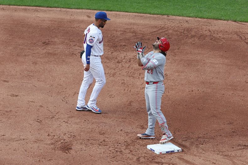 Eugenio Suárez (28), de los Rojos de Cincinnati, reacciona después de pegar un doble durante la quinta entrada del juego de béisbol de Grandes Ligas frente a los Mets de Nueva York, el lunes 25 de mayo de 2026, en Nueva York. (AP Foto/Heather Khalifa)