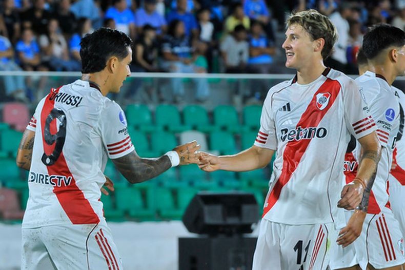 Sebastián Driussi de River Plate, izquierda, celebra con su compañero Facundo Colidio tras anotar para su equipo ante Blooming por la Copa Sudamericana en Santa Cruz, Bolivia, miércoles 8 abril, 2026. (AP Foto/Enrique Canedo)
