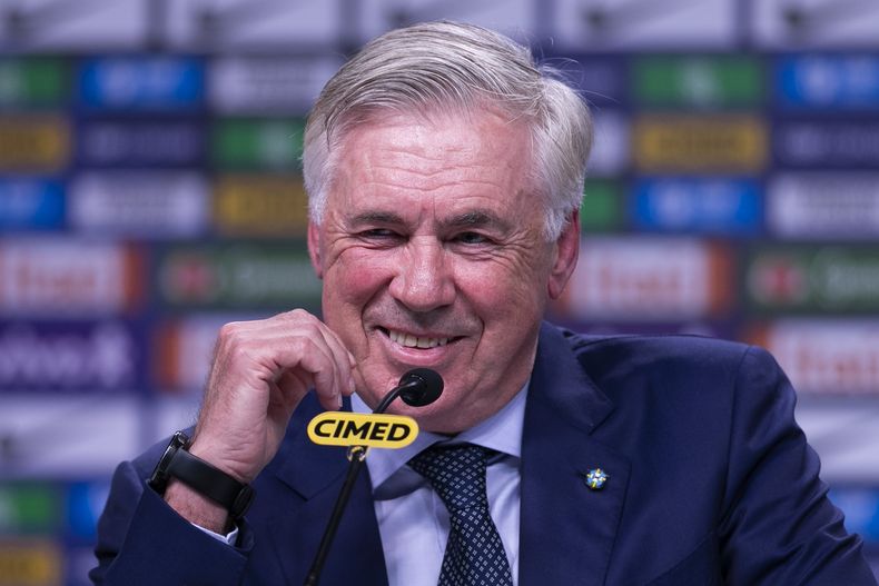 Carlo Ancelotti, entrenador de la selección de Brasil, sonríe durante la conferencia de prensa en la que anunció la convocatoria para los últimos partidos de la eliminatoria rumbo al Mundial de 2026 contra Chile y Bolivia, en Río de Janeiro, el lunes 25 de agosto de 2025. (AP Foto/Bruna Prado)