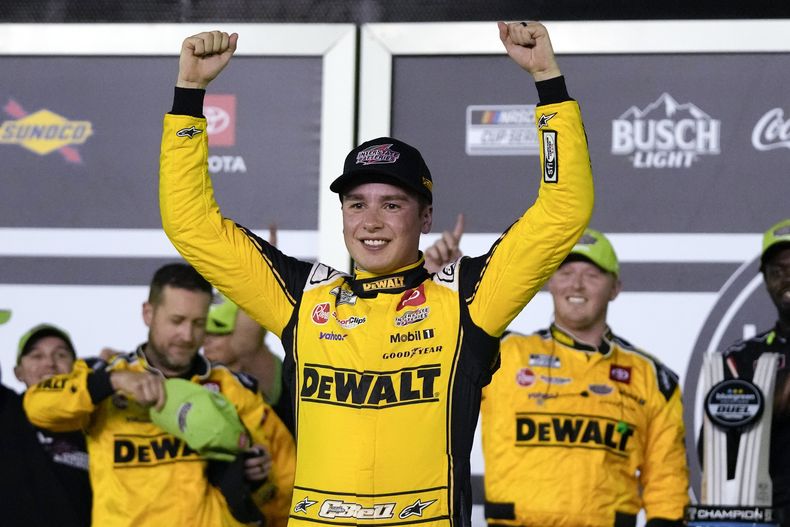 Christopher Bell celebra en después de ganar la segunda de las dos carreras automovilísticas clasificatorias de las 500 Millas de Daytona de NASCAR en el Daytona International Speedway, el jueves 15 de febrero de 2024, en Daytona Beach, Florida (AP Foto/John Raoux)