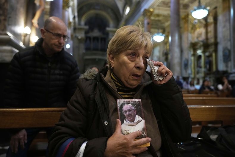 María Teresa Delgado sostiene un retrato del difunto papa Francisco durante la misa en la Basílica de San José de Flores, donde adoraba cuando era joven, luego del anuncio del Vaticano de su muerte en Buenos Aires, Argentina, el lunes 21 de abril de 2025. (AP Foto/Gustavo Garello)
