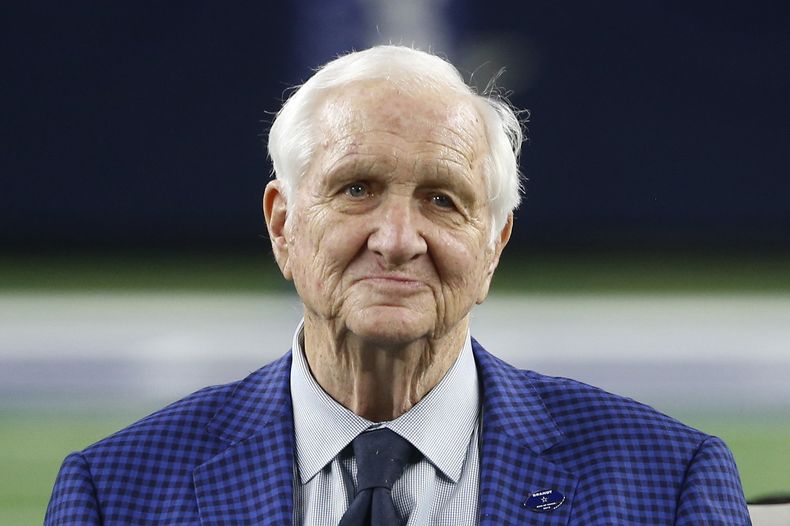 Gil Brandt durante su ceremonia de inducción al Anillo de la Fama de los Cowboys de Dallas al medio tiempo del partido entre los Cowboys y los Saints de Nueva Orleans, el 29 de noviembre de 2018, en Arlington, Texas. (AP Foto/Ron Jenkins, Archivo)