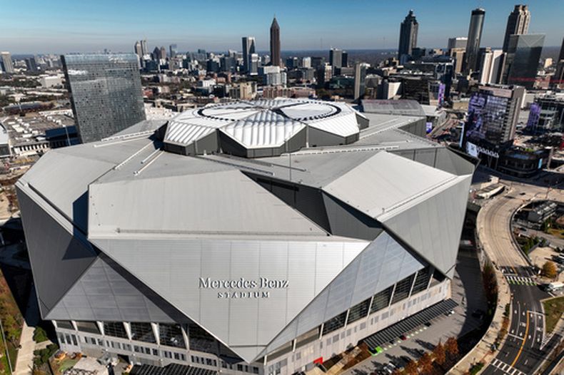 ARCHIVO - Vista del estadio Mercedes Benz, sede de partidos del Mundial y la ciudad de Atlanta, el viernes 12 de diciembre de 2025. (AP Foto/Mike Stewart)