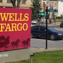 ARCHIVO - Autos pasan frente a un anuncio de una sucursal bancaria de Wells Fargo, el miércoles 20 de septiembre de 2023, en Deadwood, Dakota del Sur. (AP Foto/David Zalubowski, archivo)