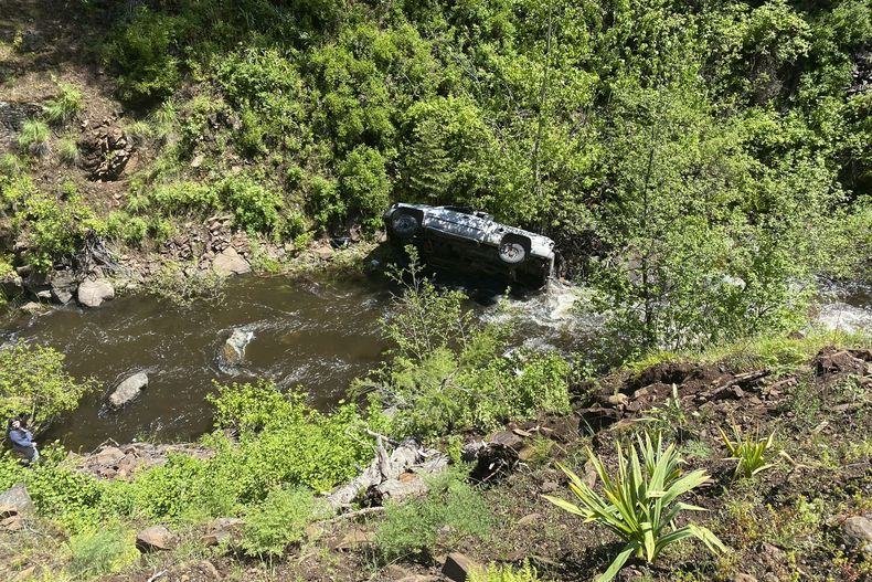 En esta imagen difundida por el Departamento de Policía del condado de Baker se ve un vehículo que se desbarrancó a un costado del camino del Servicio Federal de Bosques 39, el 3 de junio de 2024, en Oregon. (Departamento de Policía del condado de Baker vía AP)