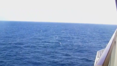otro pasajero salta al mar desde un crucero