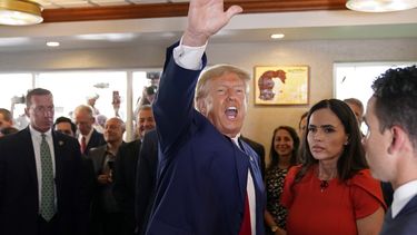El expresidente Donald Trump saluda a simpatizantes en el restaurante Versailles, el martes 13 de junio de 2023, en Miami. (AP Foto/Alex Brandon)