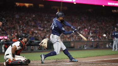 En foto del 3 de julio del 2023, el dominicano Julio Rodriguez de los Marineros de Seattle batea un remolcador doble frente al cátcher de los Gigantes de San Francisco Blake Sabol. El martes 4 de julio del 2023, Rodríguez es incluido en el Juego de Estrellas como reemplazo. (AP Foto/Josie Lepe)