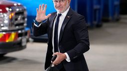 ARCHIVO - El técnico de España Luis de la Fuente llega al estadio previo al partido contra Francia en las semifinales del Mundial, el martes 14 de julio de 2026, en Arlington, Texas. (AP Foto/Tony Gutiérrez)