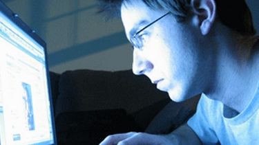 americateve | ¿Es o no correcto coquetear por internet?  ¿Se considera infidelidad?