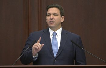 Gobernador de Florida choca con la FDA por tratamientos