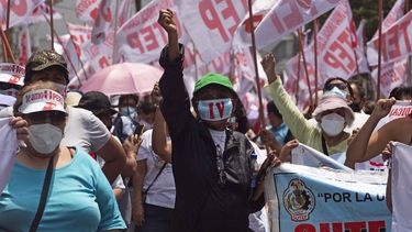 Maestros protestan y exigen mejores beneficios en Perú