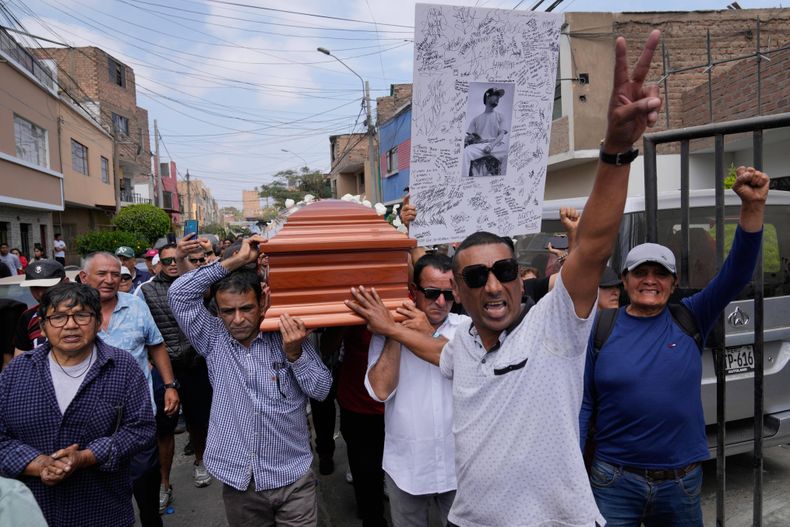 Familiares y amigos cargan el ataúd de Eduardo Ruiz, un manifestante que murió durante una protesta nocturna contra el recién instalado presidente José Jerí en Lima, Perú, el sábado 18 de octubre de 2025. (Foto AP/Martín Mejía)